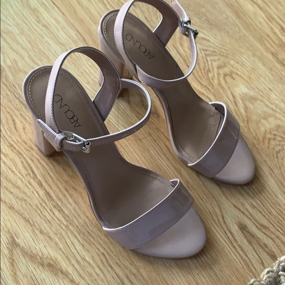 Square heel shoes